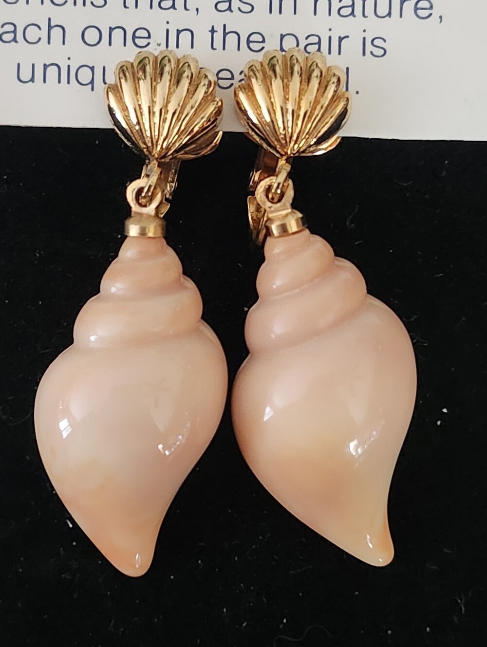 Vtg Avon Gold Tone "Sea Swirl" Shell Clip-On Earrings with Peach Shell Drops